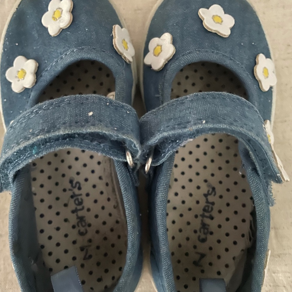 Super cute Carter’s Mary Jane soft denim sunflower Velcro Mary Jane size 7
